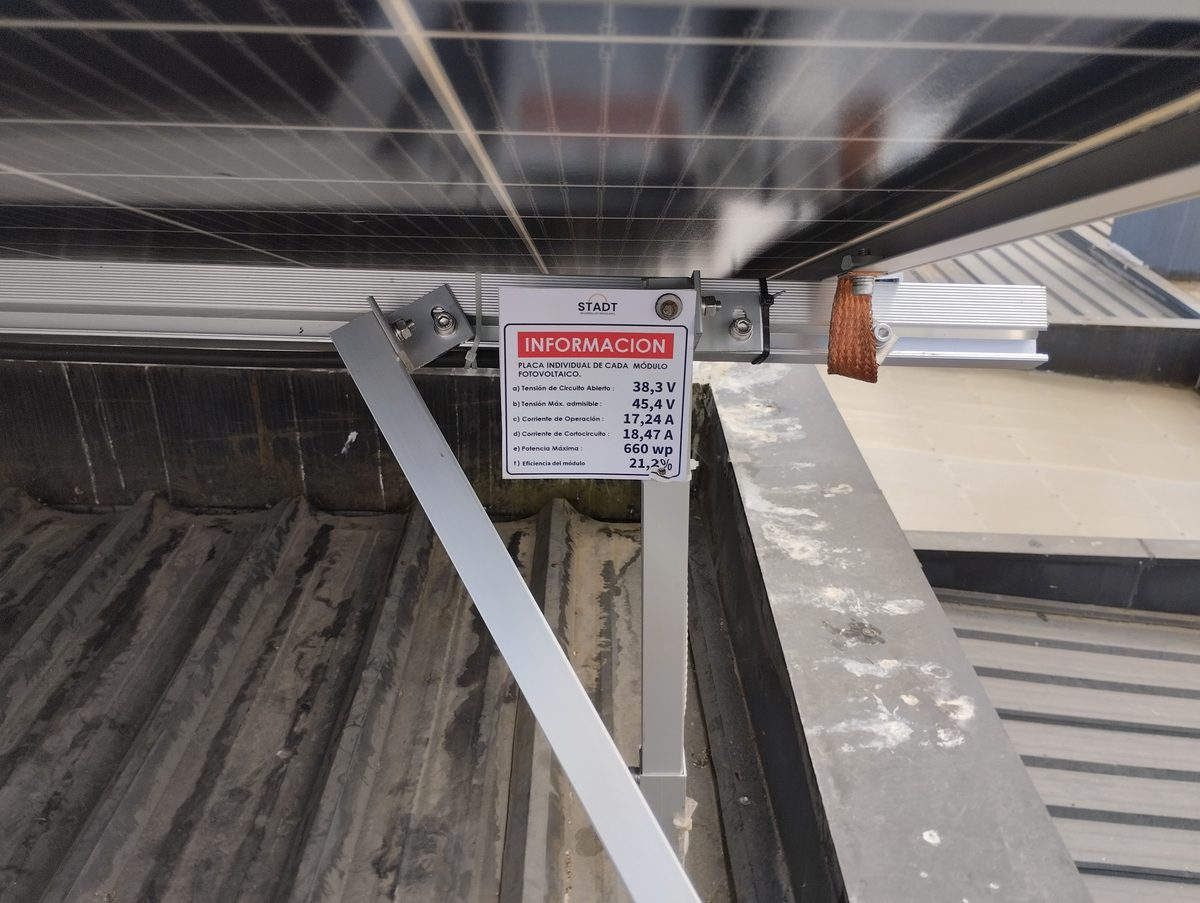 Estructura y placa técnica de una instalación de Stadt