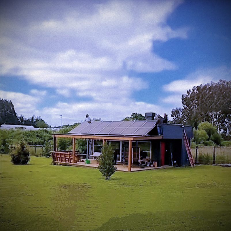 Cabaña con sistema solar en un campo del sur