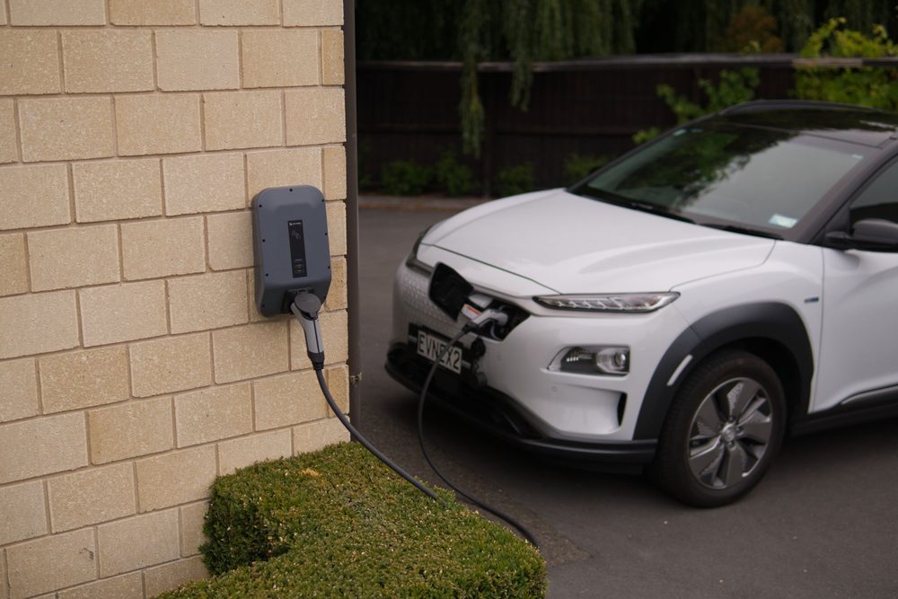 Auto eléctrico cargando en casa con energía solar